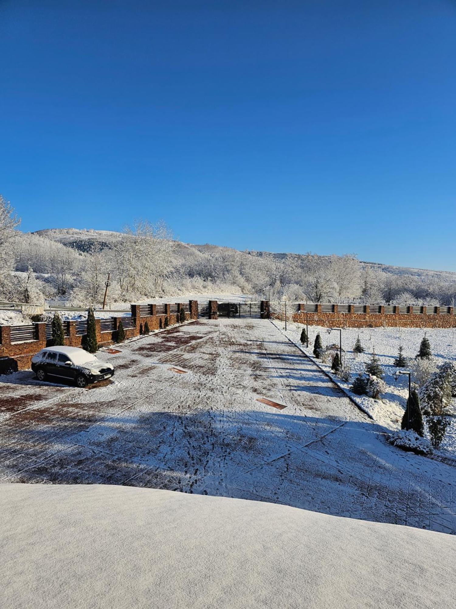 Crasmontana Konak Hotel Dragoiesti Bagian luar foto